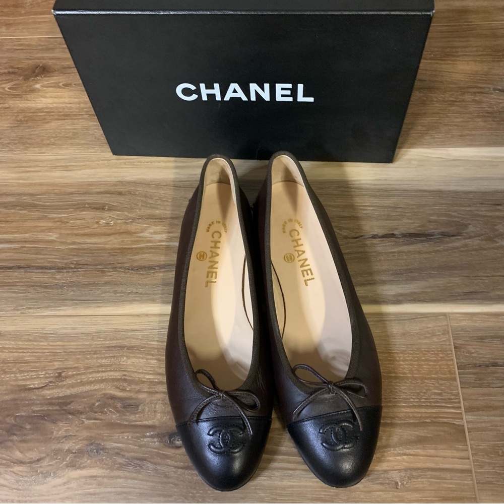 CHANEL ballerina flats sz 10 brown and black cap toe lambskin CC